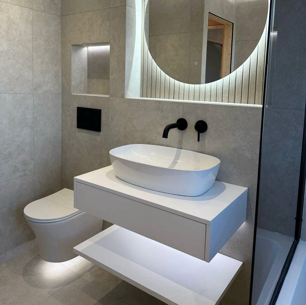 Vessel basin under an LED mirror